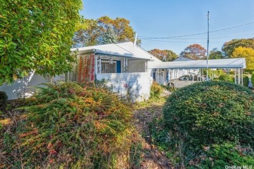 27 44th St, Islip Manor, NY 11751-1715