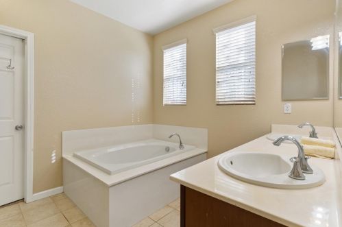 9872 Winkle Cir, Elk Grove CA  95757-6276 exterior