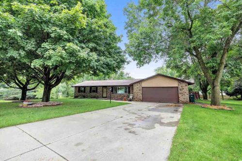 2865 Shade Tree Ct, Green Bay, WI 54313-7083