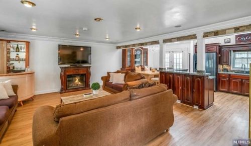 19 Coles Ct, River Edge NJ  07661-1001 exterior