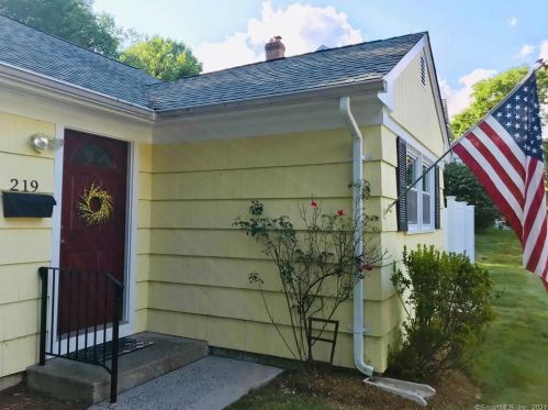 219 Fernwood Rd, Bridgeport, CT 06611-2832
