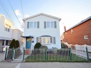 11 Doherty Ave, Floral Park NY  11003-2414 exterior