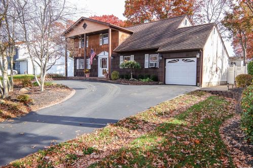 116 Ballad Cir, Holbrook, NY 11741-3838