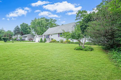 15 Lehigh Ave, South Setauket, NY 11720-3606