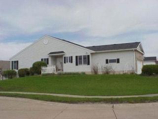 806 Falcon Dr, Le Claire, IA 52753-9578