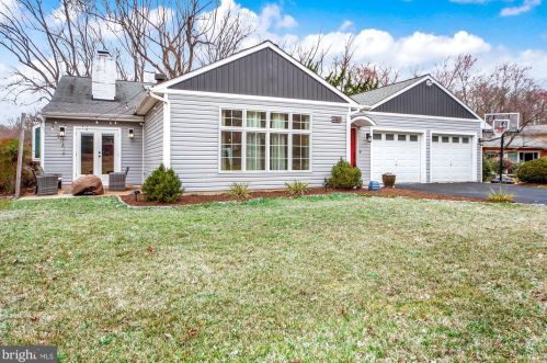 7105 Carol Ln, Falls Church, VA 22042-3713