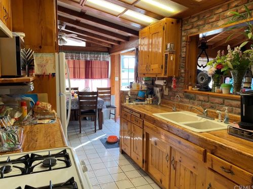 1101 Walnut Ave, Glendora CA  91741-3714 exterior