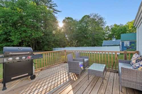 27 Main St, Newton NH  03858-3306 exterior