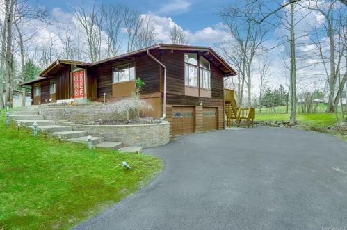 6 Doe Dr, Airmont NY  10901-2302 exterior