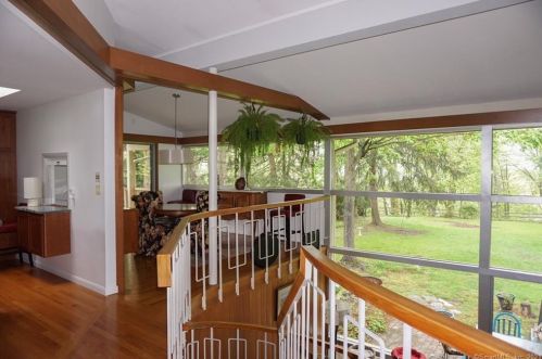 180 Long Hill Rd, Wallingford CT  06492-4934 exterior