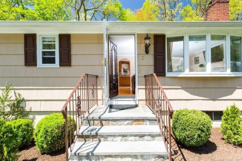 3 Cobblers Ln, Norwalk, CT 06851-1012