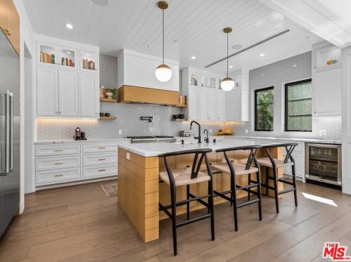 12226 Huston St, North Hollywood CA  91607-3617 exterior