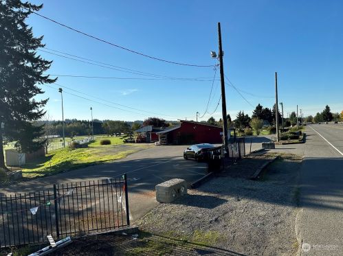 5728 River Rd, Puyallup, WA 98371-3652
