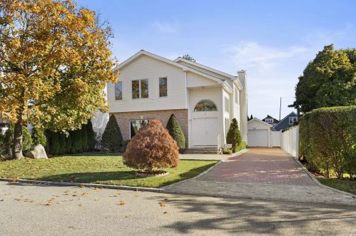 2 Wall St, Muttontown, NY 11545-1836