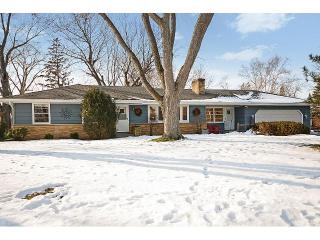 9860 Dellridge Rd, Minneapolis, MN 55425-2616