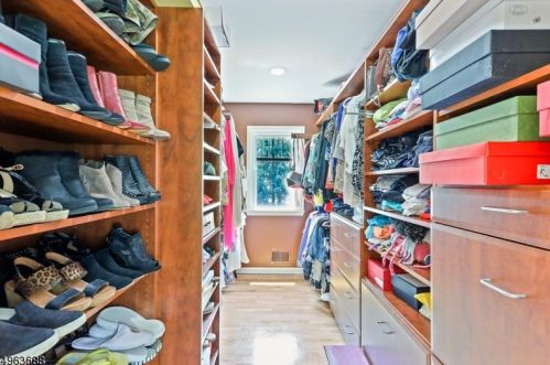 29 Maple Village Ct, Bernardsville NJ  07924-2509 exterior