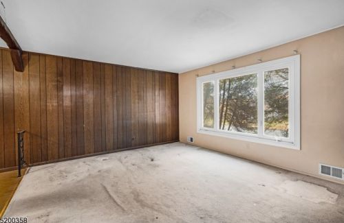 2 Meadow Dr, West Paterson, NJ 07424-1311