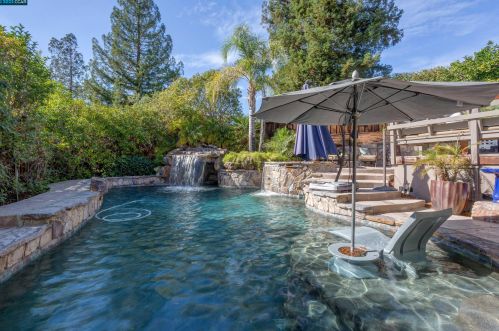 21 Shetland Ln, Concord CA  94523-1615 exterior