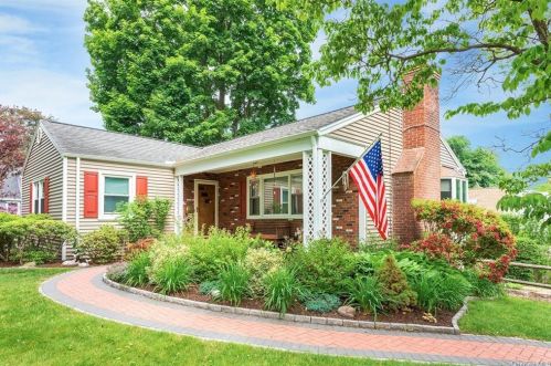 33 Chelsea St, Hawthorne, NY 10532-1840