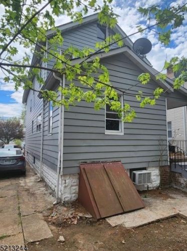 395 9th Ave, Roselle, NJ 07203-2103