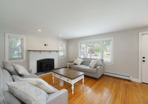 9 Norman St, Cumberland RI  02864-6411 exterior