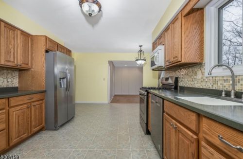31 Hillery Dr, Roxbury Township NJ  07836-9527 exterior