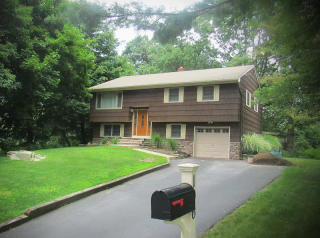 106 Warren Rd, Sparta, NJ 07871-2740