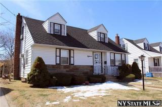 18 Howard Pl, Rockville Centre, NY 11572-1330
