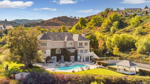 23063 Green Crest Dr, Santa Clarita, CA 91321-3805
