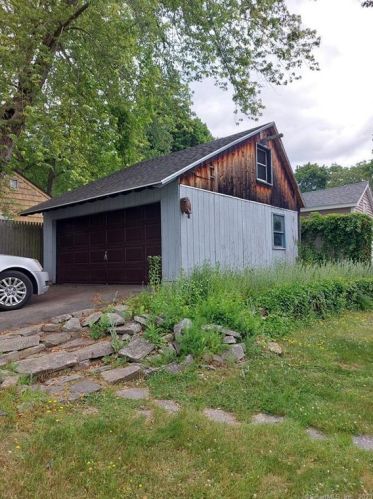 98 Oswegatchie Rd, Waterford, CT 06385-1422