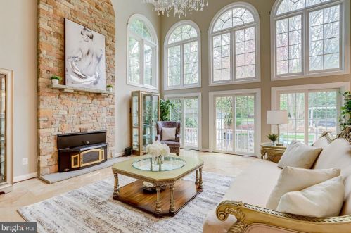 10108 Nedra Dr, Great Falls VA  22066-2835 exterior