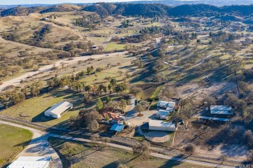6640 Linne Rd, Lake Nacimiento, CA 93446-9466