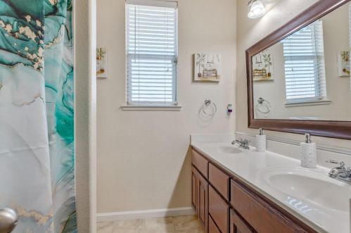 5643 Arnerich Ct, Riverbank CA  95367-9541 exterior