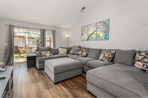 1325 Linsay Pl, Escondido CA  92026-3606 exterior