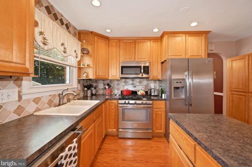 210 Wayne Dr, Riverton NJ  08077-3843 exterior