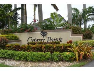 540 Cypress Pointe Dr, Hollywood FL  33027-1355 exterior