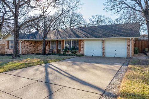 737 Pleasantview Dr, Hurst, TX 76054-3347