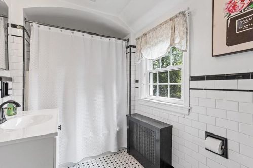 42 Pelham Pkwy, North Providence RI  02911-2915 exterior