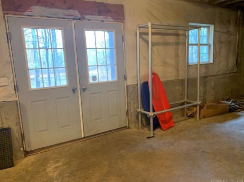 58 Johnson Cove Rd, Norwich CT  06351-1022 exterior