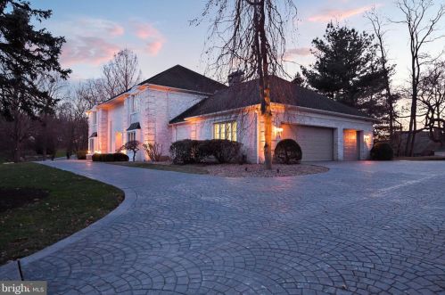 6 Westwind Dr, Lemoyne, PA 17043-1233