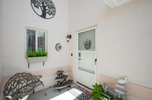 291 Erin Ln, Melbourne, FL 32955-5633