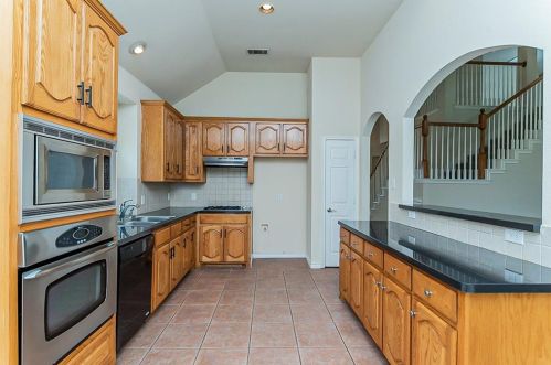 5005 Portview Dr, Fort Worth, TX 76135-1836