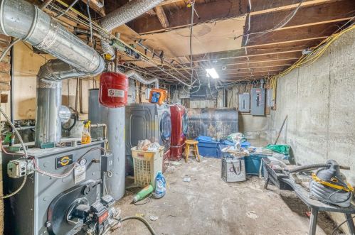 1 Greentree Cir, Westbury NY  11590-1510 exterior