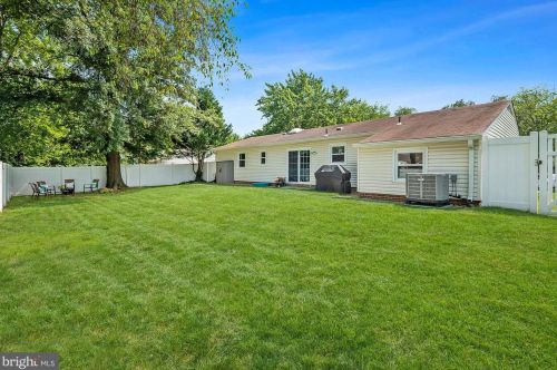 1268 Redwood Ct, Herndon VA  20170-3634 exterior