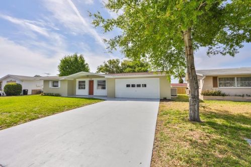 5240 Bluejay Dr, Tarpon Springs, FL 34690-2102
