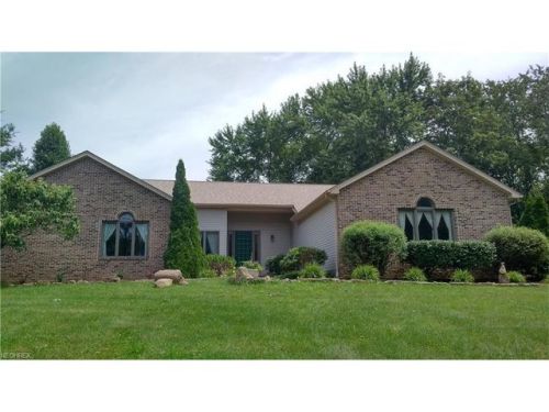 5495 Walnut Grove Cir, Struthers, OH 44471-2186