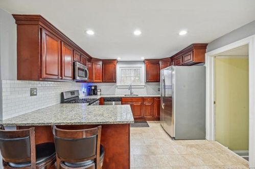 141 Cedarhurst Ln, Milford CT  06461-2721 exterior