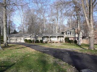 585 Indian Lake Rd, Hendersonville, TN 37075-5221