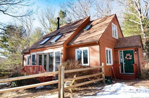35 Mohegan Ln, Amston, CT 06231-1313