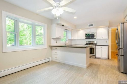 2 Sparrowbush Rd, Mahwah NJ  07430-1525 exterior